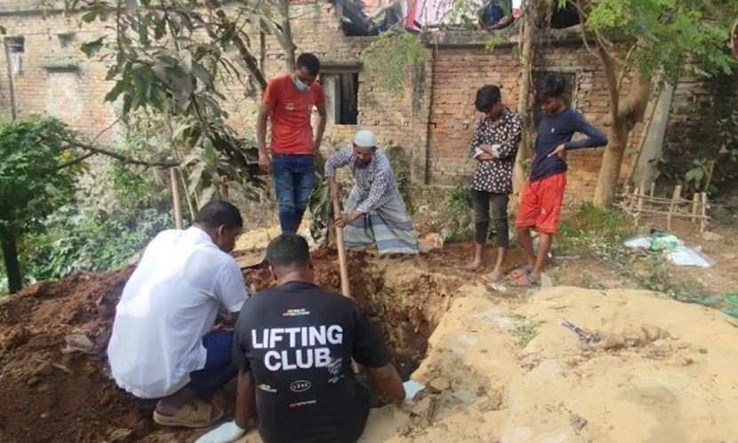 জমি বিরোধে কবর থেকে বোনের মরদেহ সরালেন ভাই