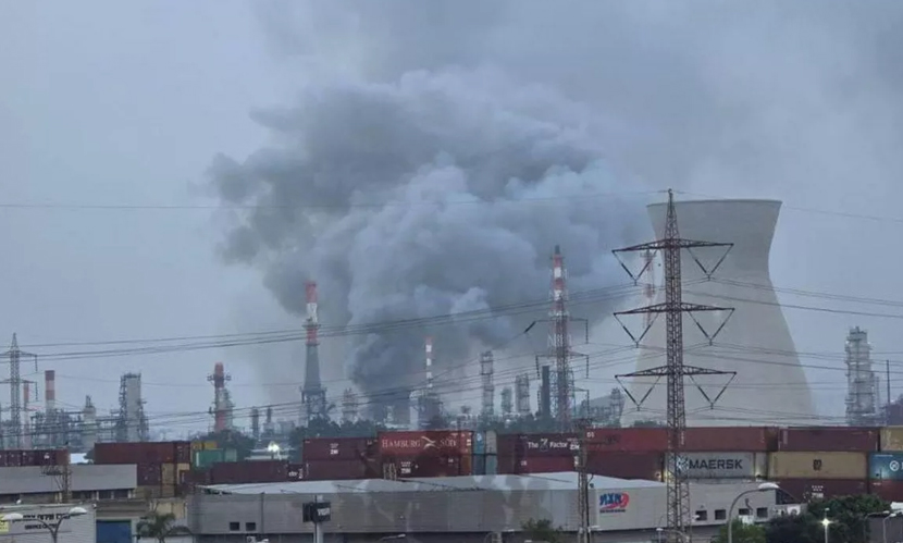 ইরানের ক্ষেপণাস্ত্র হামলায় ইসরায়েলের তেল শোধনাগারে আগুন