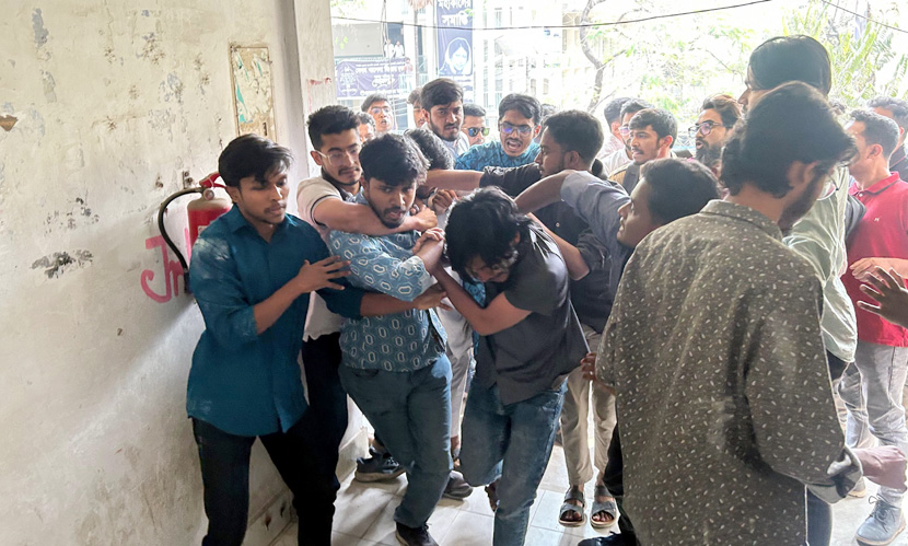 জবি সাংবাদিক সমিতির নির্বাচন ঘিরে সংঘর্ষ, আহত ১০