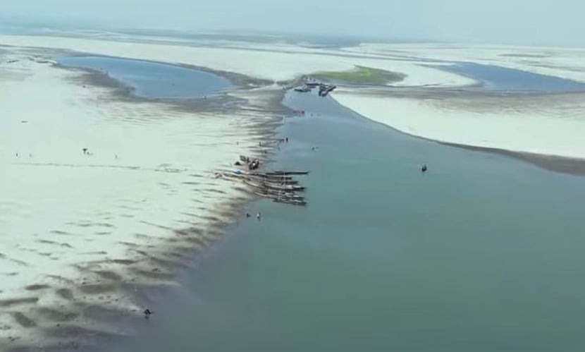 মাছ নেই, চলে না নৌকা- দিশেহারা যমুনা পাড়ের শ্রমজীবীরা। ছবি: সারাবাংলা