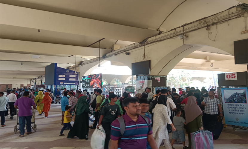 ঈদযাত্রায় কমলাপুরে জনস্রোত, সময়মতো ট্রেন চলাচলে স্বস্তি