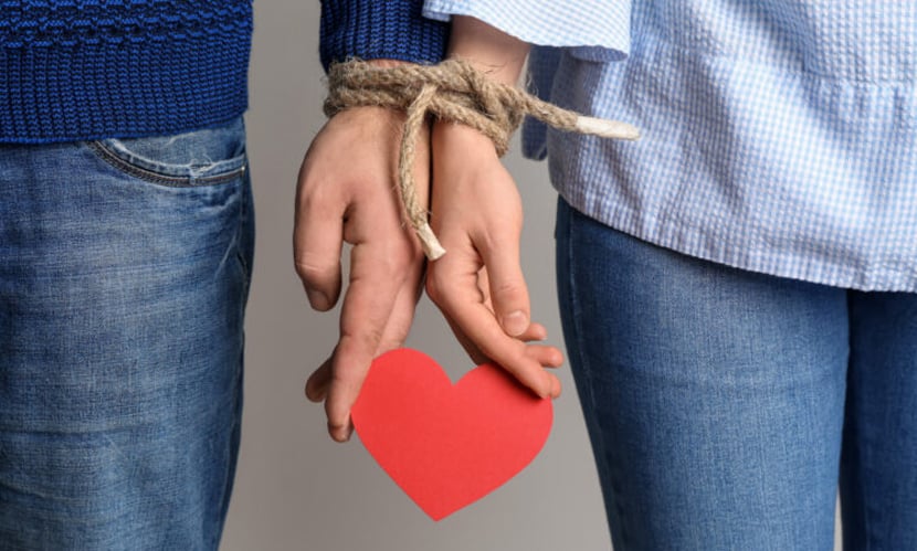 লাভ বোম্বিং: ভালোবাসার ছলে ভয়ংকর ফাঁদ!