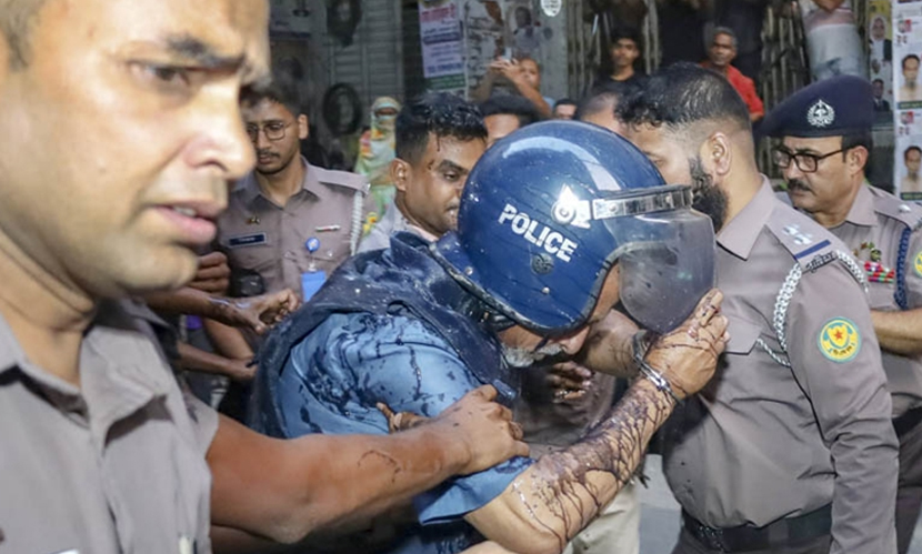 সাবেক সেনা কর্মকর্তা মাসুদ উদ্দিনের ওপর ডিম নিক্ষেপ