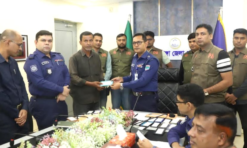 চুয়াডাঙ্গায় হারিয়ে যাওয়া ২৮টি মোবাইল ও প্রতারণার টাকা হস্তান্তর করল পুলিশ
