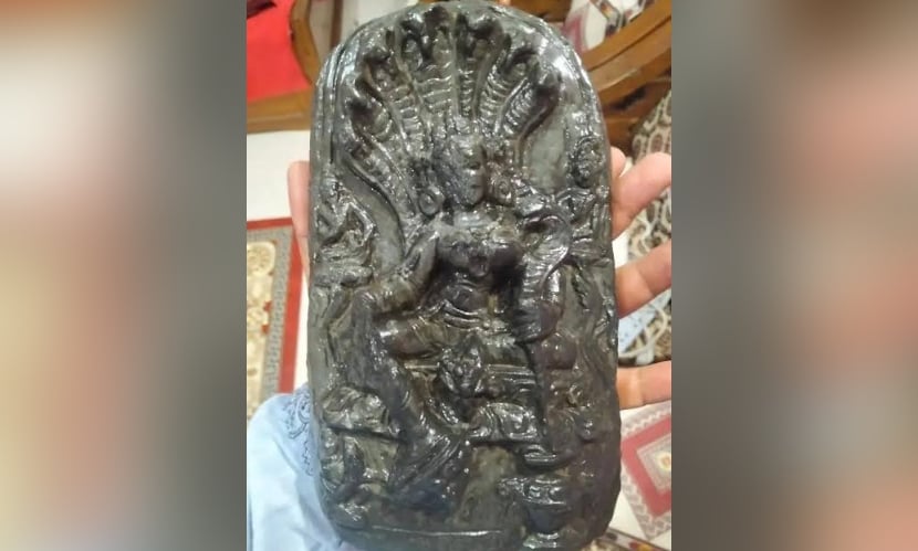 টাঙ্গাইলে পুকুরে মাছ ধরতে গিয়ে মিলল পাথরের প্রাচীন মূর্তি