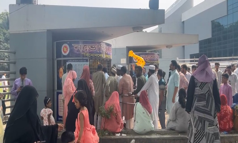 কৃত্রিম মহাকাশে ঈদ আনন্দ: টিকিট ভোগান্তি ছাপিয়ে শিশুদের উচ্ছ্বাস