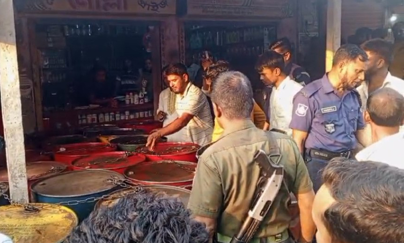 ৩৯৫ লিটার পেট্রোল জব্দ করে ফিলিং স্টেশনে নিয়ে বিক্রি