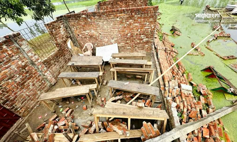 গাইবান্ধায় ঝড়ে লন্ডভন্ড ৩ শতাধিক বাড়িঘর