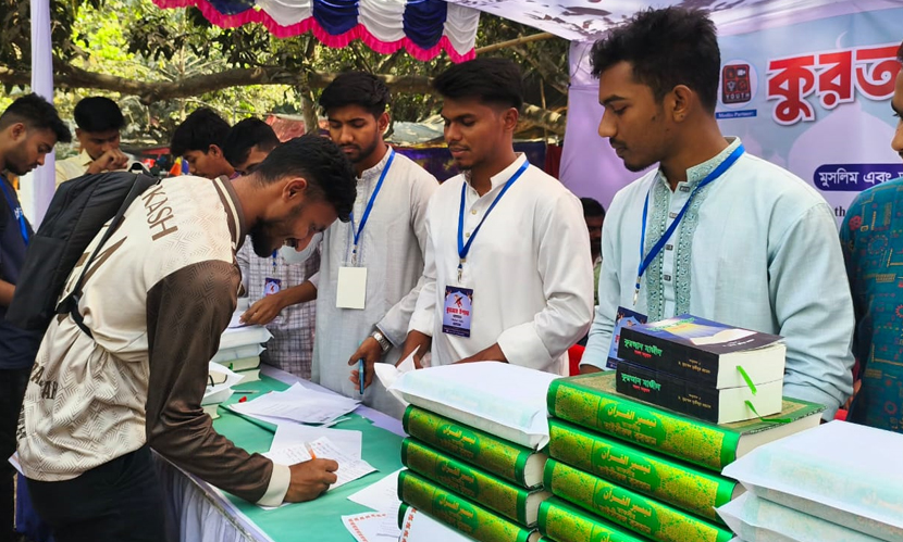 কোরআন উপহার দিলেন রাবি সমাজবিজ্ঞান বিভাগের শিক্ষার্থীরা