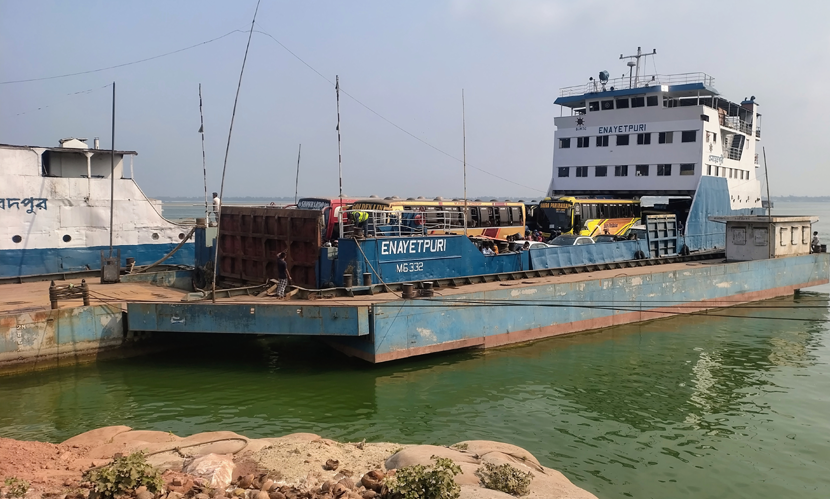ঝোড়ো হাওয়ায় দৌলতদিয়া-পাটুরিয়া নৌ-রুটে ফেরি চলাচল বন্ধ