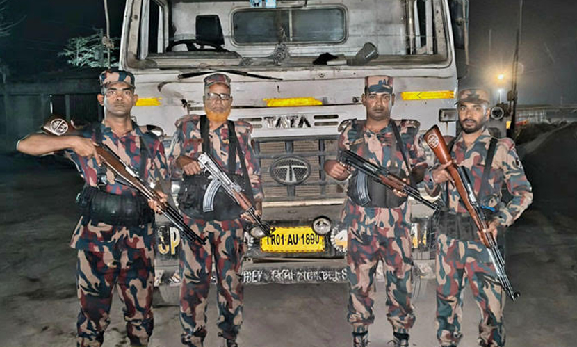 সিলেট সীমান্তে তেল কিনতে গিয়ে ভারতীয় ট্রাক জব্দ