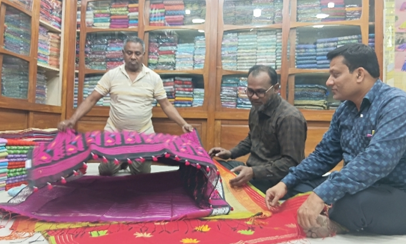 ঈদে টাঙ্গাইল তাঁতের শাড়িতে এসেছে নতুনত্ব, বেচাকেনায় মুখর তাঁতপল্লি