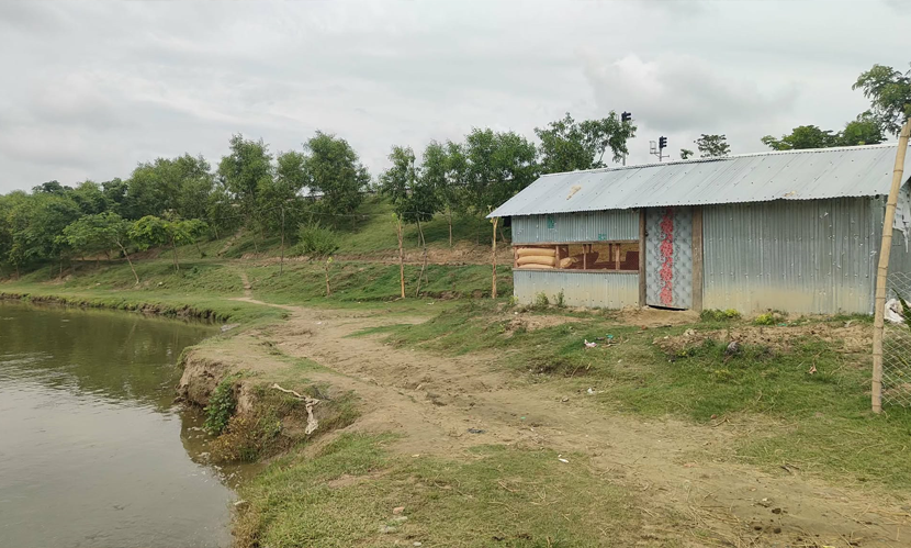 রেলের জমিতে ভাঁড়ারঘর, খামার ও মাছ চাষের অভিযোগ