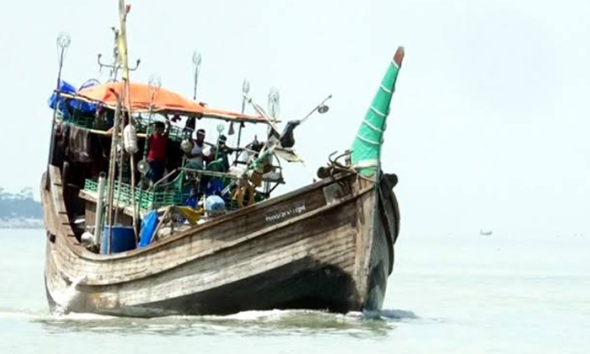 কাঠের ট্রলার বনাম শিল্প ট্রলার: সমুদ্রে জীবিকার অসম লড়াই