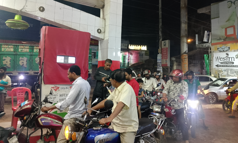 সাতক্ষীরায় বেড়েছে জ্বালানি তেলের চাহিদা, ফিলিং স্টেশনে লম্বা লাইন