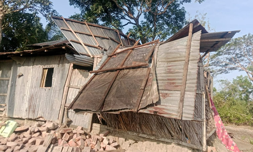 ভোলায় আকস্মিক ঝড়ে অর্ধশতাধিক ঘরবাড়ি ক্ষতিগ্রস্ত