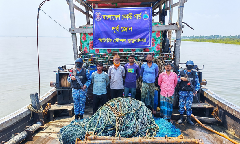 কুতুবদিয়ায় অবৈধ ট্রলিং বোটসহ ৫ জেলে আটক