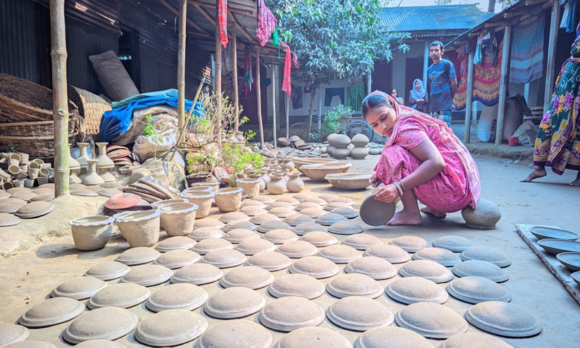 নারীর হাতে টিকে আছে গাইবান্ধার মৃৎশিল্প