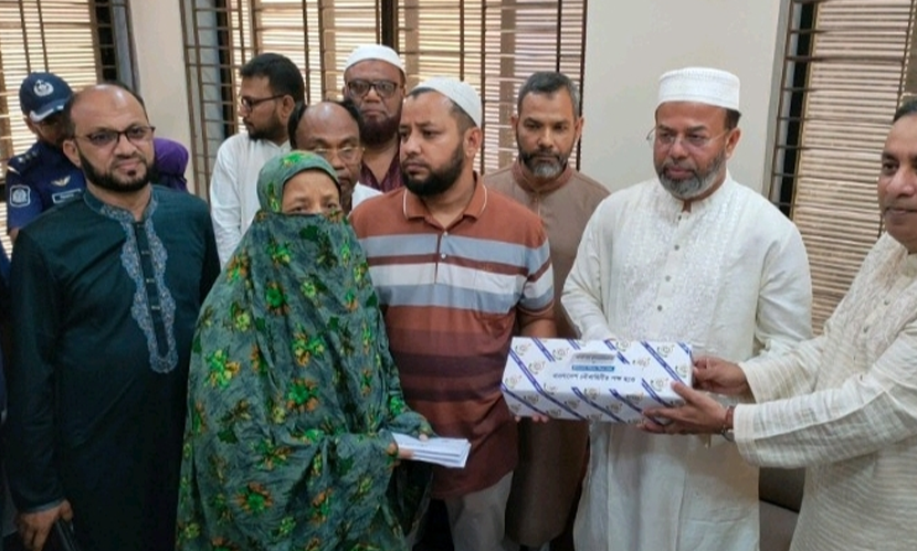 বাগেরহাটে সড়ক দুর্ঘটনায় নিহত ১৪ জনের পরিবারকে আর্থিক সহায়তা