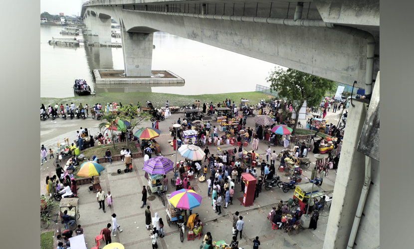 রূপসা সেতুতে মানুষের ঢল