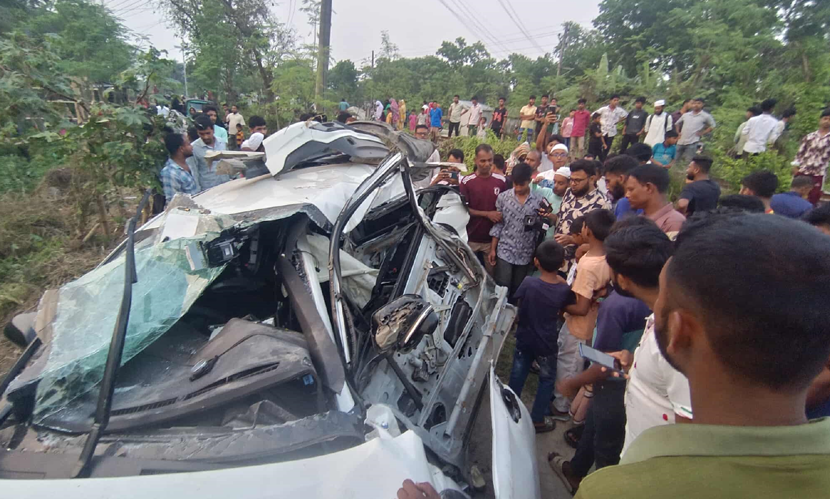 খুলনায় ট্রেন-প্রাইভেটকার সংঘর্ষ, আহত ৪