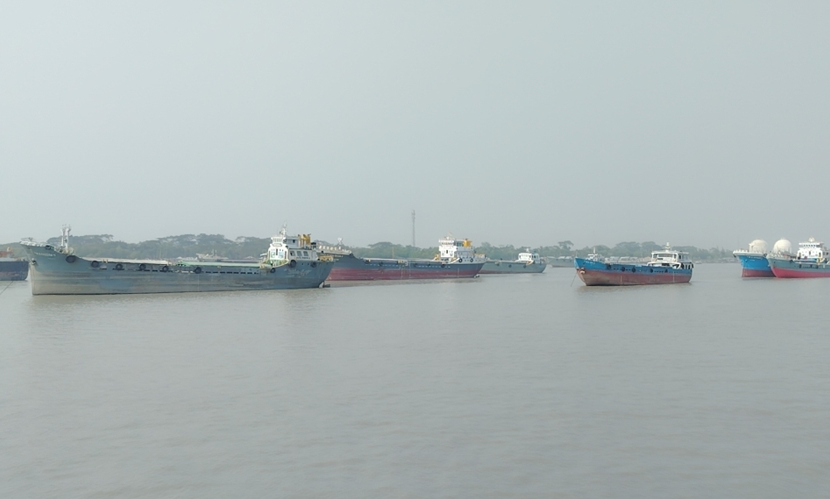 জ্বালানি সংকট: পণ্য খালাসে যেতে পারছে না লাইটার জাহাজ