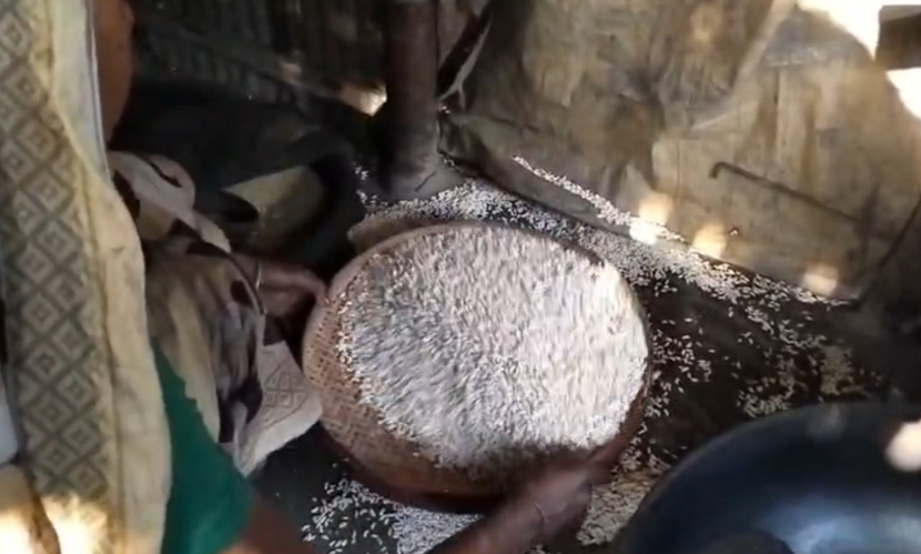 গাইবান্ধায় মেশিনের ভিড়েও টিকে আছে হাতে ভাজা মুড়ির সুনাম