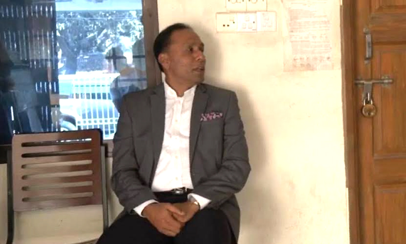 নির্ধারিত সময়ে অফিসে কর্মচারী না আসায় বারান্দায় বসে ভূমি প্রতিমন্ত্রী