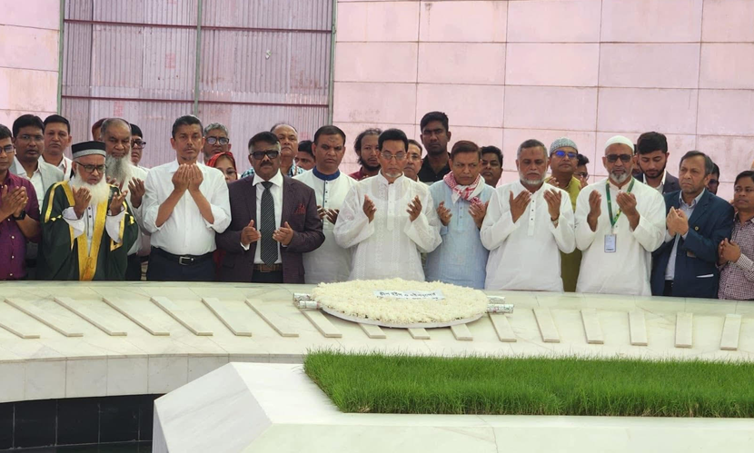 জিয়াউর রহমান ও খালেদা জিয়ার সমাধিতে হুইপদের শ্রদ্ধা