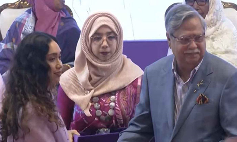 বেগম খালেদা জিয়ার মরণোত্তর পুরস্কার নিলেন নাতনি জাইমা রহমান