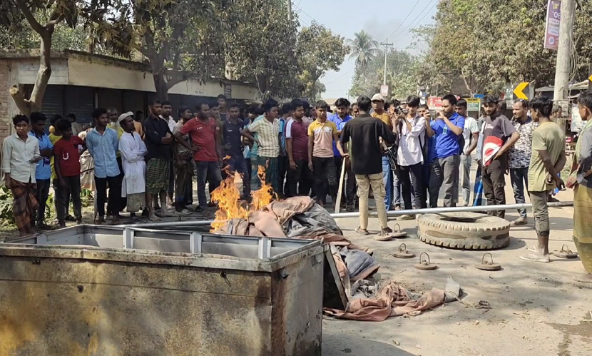 ট্রাক্টরচাপায় শিক্ষক নিহত, এলাকাবাসীর সড়ক অরোধ