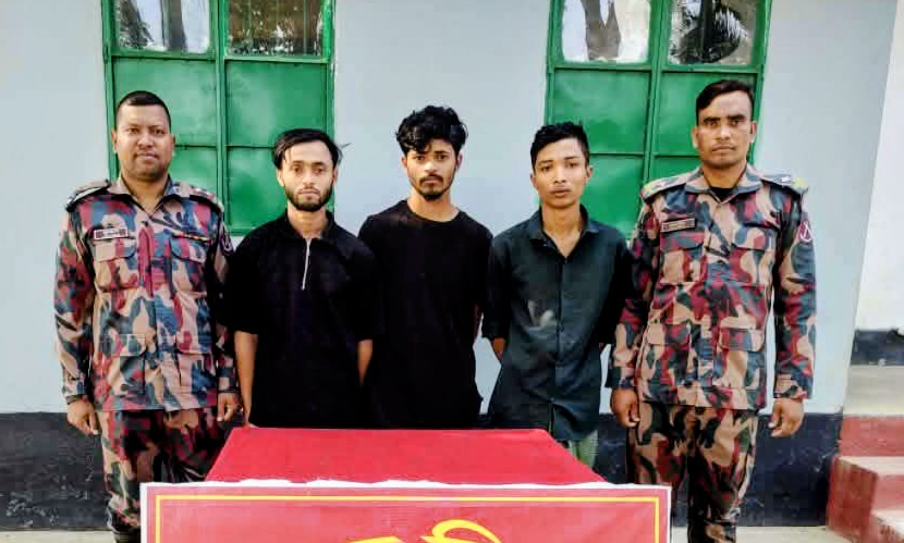 আরাকান আর্মির হাতে আটক ৩ বাংলাদেশি ফেরত আনল বিজিবি
