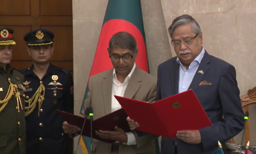 মন্ত্রী হিসেবে শপথ নিলেন আহমেদ আযম খান