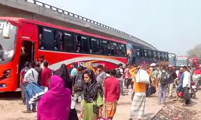 ছুটি শেষে কর্মস্থলে ফিরছে মানুষ, কড্ডার মোড়-হাটিকুমরুল এলাকায় মানুষের ঢল