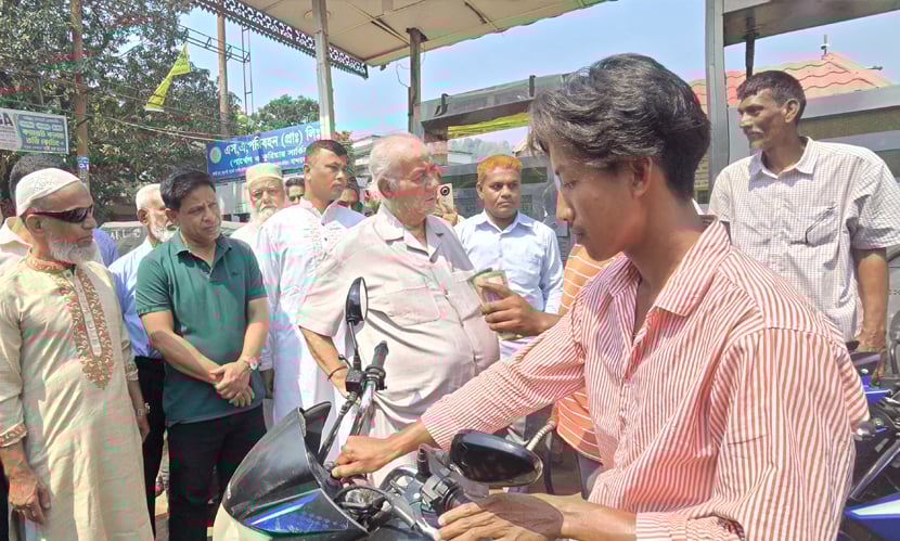 বন্ধ ফিলিং স্টেশন খুলে নিজে দাঁড়িয়ে তেল বিতরণ করলেন রাজপুত্র সাচিং প্রু জেরী