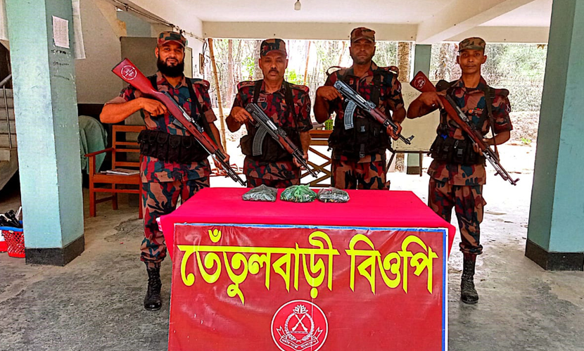 কুষ্টিয়া সীমান্তে ভারতীয় মাদক ও চোরাচালান পণ্য উদ্ধার