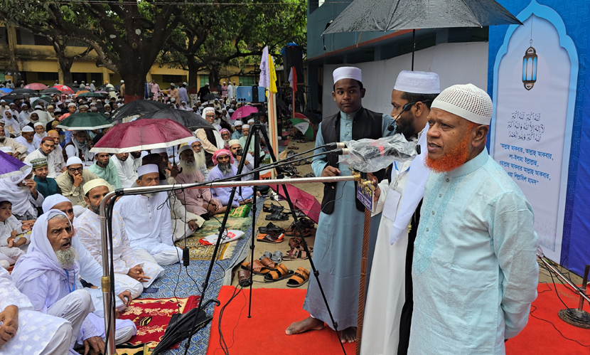 চাঁপাইনবাবগঞ্জে ঈদের বৃহৎ জামাতে এমপি বুলবুল