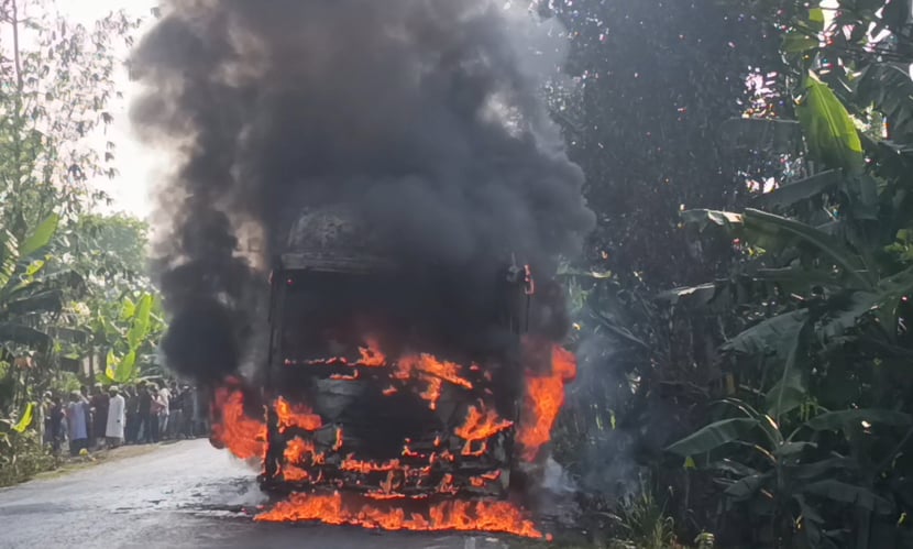 যশোরে চলন্ত বাসে আগুন: বাস পুড়ে ছাই, যাত্রীরা সবাই অক্ষত