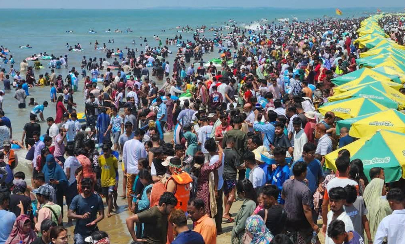 ঈদের ছুটিতে পর্যটকমুখর কক্সবাজার সৈকত