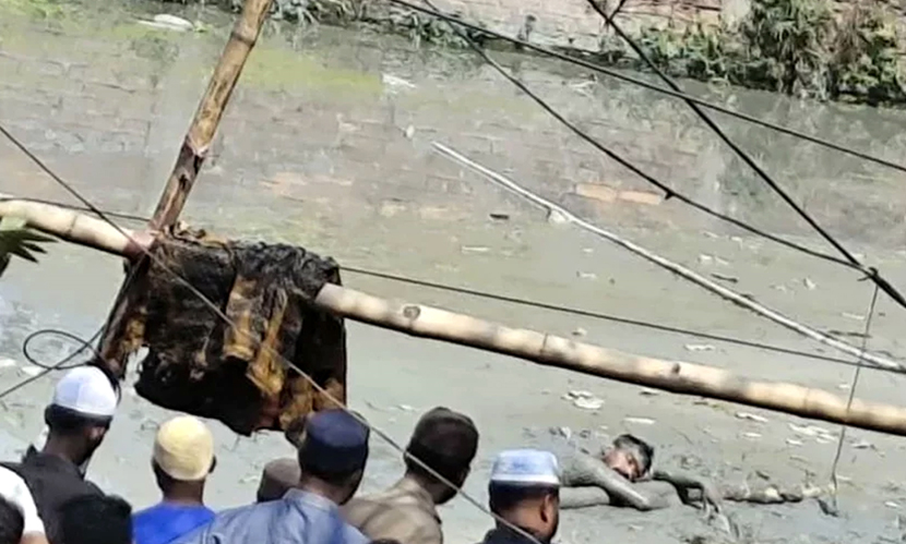গ্রেফতার এড়াতে ডোবায় লাফ, ৫ ঘণ্টা কাদায় আটকা ছিনতাইকারী