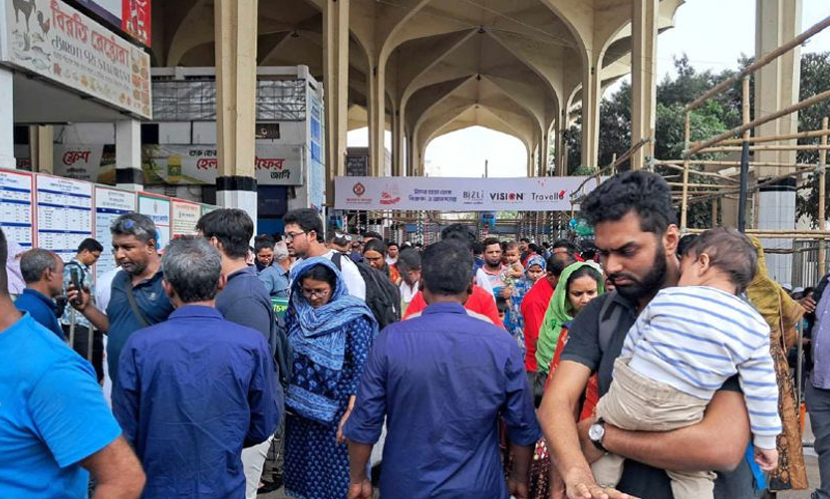 ছুটি শেষে টার্মিনাল ও স্টেশনগুলোতে ঢাকামুখী মানুষের ঢল