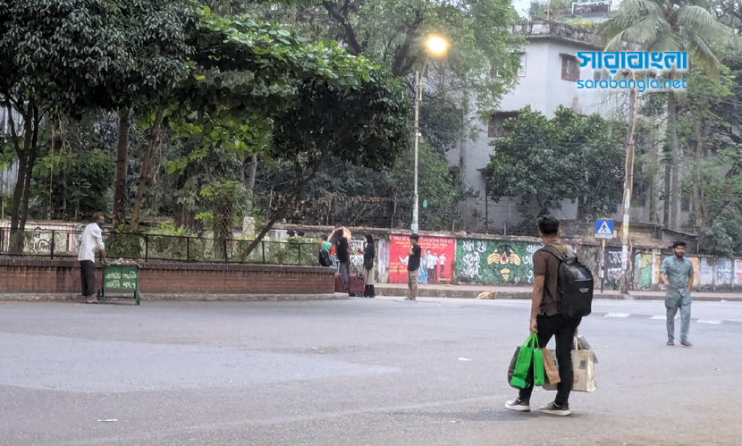 ঈদের ছুটিতে ঢাবি ক্যাম্পাস ছাড়ছেন শিক্ষার্থীরা