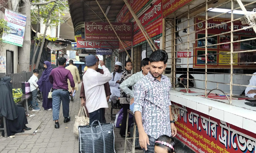 ঈদের দিনও বাড়ি ফিরছেন ঘরমুখো মানুষ