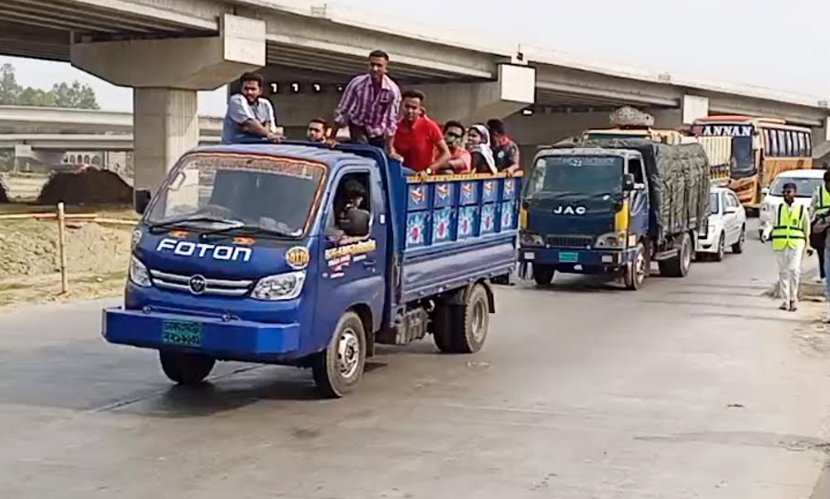 ঈদযাত্রায় জীবনের ঝুঁকি নিয়ে ট্রাক ও পিকআপে বাড়ি যাচ্ছে ঘরমুখো মানুষ