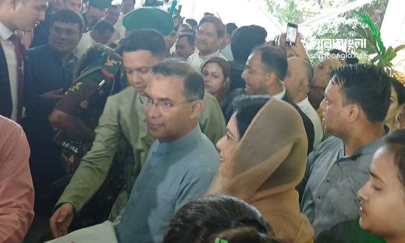 প্রধানমন্ত্রীর সঙ্গে ঈদ শুভেচ্ছা বিনিময় করতে যমুনায় জনস্রোত