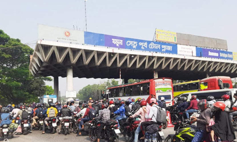 যমুনা সেতু পূর্ব পাড় টোল প্লাজায় যানজট, যাত্রীদের ভোগান্তি