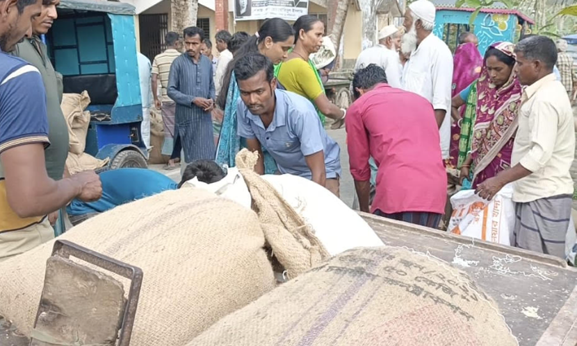 পিরোজপুরে জেলেদের সরকারি চাল বিতরণে ১০০ টাকা আদায়ের অভিযোগ