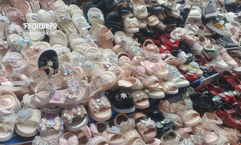 ক্রেতাদের ভিড়ে শেষ মুহূর্তে জমজমাট জুতার বাজার