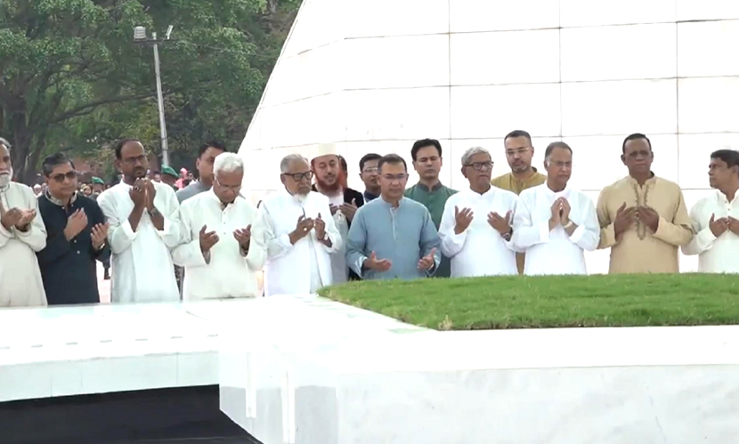 মা-বাবার কবর জিয়ারত করলেন প্রধানমন্ত্রী