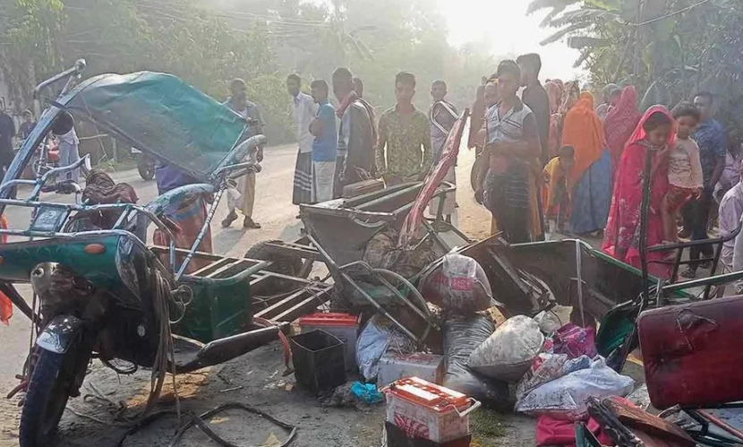নাটোরে অটোরিকশাকে চাপা দিয়ে ঘরে ঢুকে পড়ে বালুবাহী ট্রাক, নিহত ৩